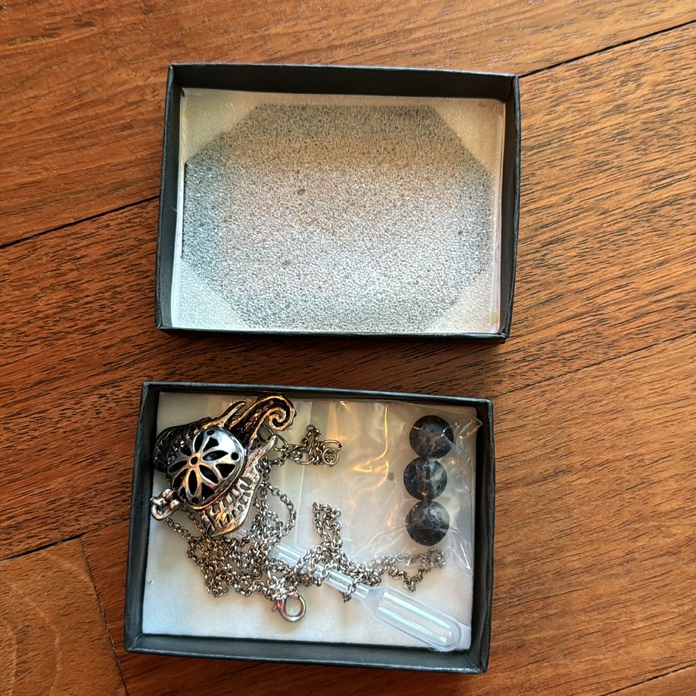 Elephant Diffuser Necklace - Picture 5 of 5